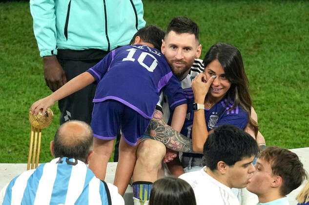 (221218) -- LUSAIL, Dec. 18, 2022 -- Lionel Messi of Argentina celebrates with his families after the awarding ceremony of the 2022 FIFA World Cup, WM, Weltmeisterschaft, Fussball at Lusail Stadium in Lusail, Qatar, Dec. 18, 2022. ) (SP)QATAR-LUSAIL-2022 WORLD CUP-FINAL-ARG VS FRA PanxYulong