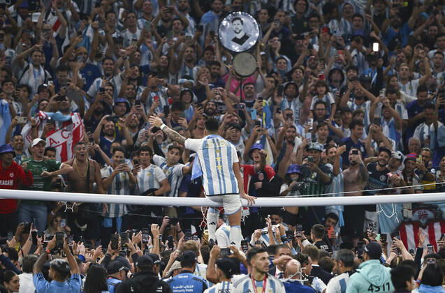 (221218) -- LUSAIER, Dec. 18, 2022 -- Lautaro Martinez of Argentina celebrates after winning the Final between Argentina and France at the 2022 FIFA World Cup, WM, Weltmeisterschaft, Fussball at Lusail Stadium in Lusail, Qatar, Dec. 18, 2022. ) (SP)QATAR-LUSAIL-2022 WORLD CUP-FINAL-ARG VS FRA LixGa 