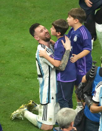 (221218) -- LUSAIL, Dec. 18, 2022 -- Lionel Messi of Argentina celebrates with his families prior to the awarding ceremony of the 2022 FIFA World Cup, WM, Weltmeisterschaft, Fussball at Lusail Stadium in Lusail, Qatar, Dec. 18, 2022. ) (SP)QATAR-LUSAIL-2022 WORLD CUP-FINAL-ARG VS FRA PanxYulong