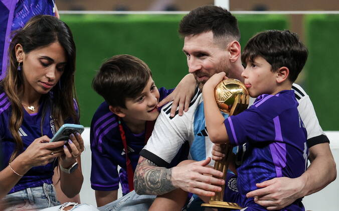 QATAR, LUSAIL - DECEMBER 18, 2022: Argentina captain Lionel Messi celebrates with his family during the trophy ceremony for the 2022 FIFA World Cup, WM, Weltmeisterschaft, Fussball final football match between Argentina and France at Lusail Iconic Stadium. Argentina won 3-3 (4-2) in a penalty shootout. Sergei Bobylev TASS  56489643