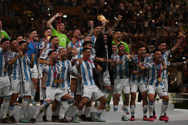 DOHA (QATAR), 12 18 2022 - WORLD CUP ARGENTINA vs FRANCE - MESSI Lionel celebrates with his teammates the world title after the final match between the teams of Argentina vs France, for the title dispute of the World Cup Qatar 2022 FIFA, at the Lusail Stadium, in Doha, this Sunday (18). Photo by Alexandre Brum Ag. frame 31119 (Alexandre Brum Ag. Enquadrar SPP) Copyright: xAlexandrexBrumx xAg.xEnquadrarx x spp-en-AlBrAgEn-DSC_4551