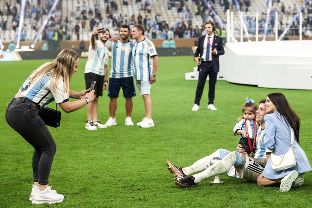 QATAR, LUSAIL - DECEMBER 18, 2022: Argentina s player and his family (R) pose for a photograph after the trophy ceremony for the 2022 FIFA World Cup, WM, Weltmeisterschaft, Fussball final football match between Argentina and France at Lusail Iconic Stadium. Argentina won 3-3 (4-2) in a penalty shootout. Sergei Bobylev TASS  56489581