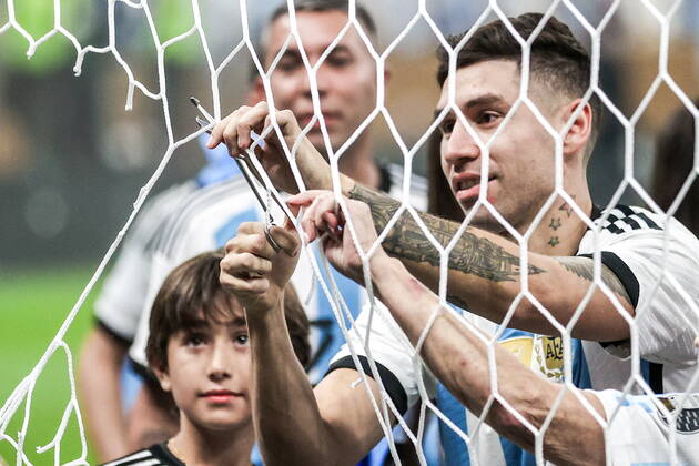 QATAR, LUSAIL - DECEMBER 18, 2022: Argentina s Gonzalo Montiel (R) cuts the net after the trophy ceremony for the 2022 FIFA World Cup, WM, Weltmeisterschaft, Fussball final football match between Argentina and France at Lusail Iconic Stadium. Argentina won 3-3 (4-2) in a penalty shootout. Sergei Bobylev TASS  56489836