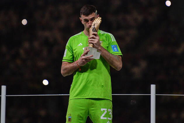 Emiliano Martinez of Argentina kisses with his Golden Glove Award QAT, Argentinien vs. Frankreich, Fussball, FIFA, Weltmeisterschaft 2022, Finale, 18.12.2022  Copyright: xEibner-PressefotoxInternational PabloxMoranox EP_BSR 221218_EP_ARG_BSR_7092