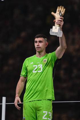 Emiliano Martinez of Argentina poses with his Golden Glove Award QAT, Argentinien vs. Frankreich, Fussball, FIFA, Weltmeisterschaft 2022, Finale, 18.12.2022  Copyright: xEibner-PressefotoxInternational PabloxMoranox EP_BSR 221218_EP_ARG_BSR_7087