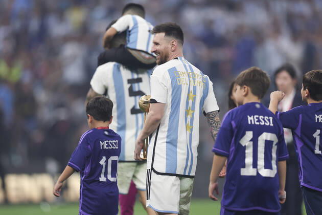 (221219) -- LUSAIL, Dec. 18, 2022 -- Lionel Messi of Argentina celebrates with his family after the awarding ceremony of the 2022 FIFA World Cup, WM, Weltmeisterschaft, Fussball at Lusail Stadium in Lusail, Qatar, Dec. 18, 2022. ) (SP)QATAR-LUSAIL-2022 WORLD CUP-FINAL-ARG VS FRA LixMing