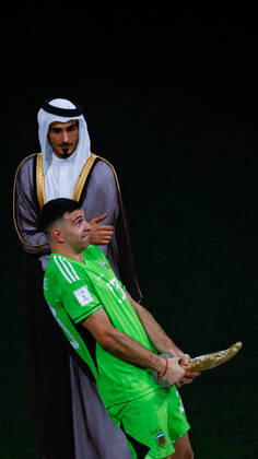 Argentina vs France LUSAIL, AD - 18.12.2022: ARGENTINA VS FRANCE - MARTINEZ Emiliano of Argentina plays with the award for best goalkeeper after the match between Argentina vs France valid for the final of the FIFA World Cup, WM, Weltmeisterschaft, Fussball 2022 held at the Estadio Internacional de Lusail, AD, Qatar (Photo: Rodolfo Buhrer La Imagem Fotoarena) x2312035x  RodolfoxBuhrer