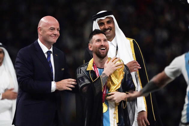 Fussball , FIFA WM 2022, Fussball World Cup Qatar 2022, Finale, Final, Argentina-France, Argentinien-Frankreich 18.12.2022, Lusail Stadion Doha Qatar, Lionel Messi, Argentinien Siegerehrung mit Pokal Foto Chai von der Laage FIFA regulations prohibit any use of photographs as image sequences and or quasi-video. EDITORIAL USE ONLY,