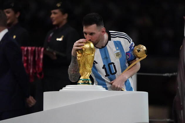 Fussball , FIFA WM 2022, Fussball World Cup Qatar 2022, Finale, Final, Argentina-France, Argentinien-Frankreich 18.12.2022, Lusail Stadion Doha Qatar, Siegerehrung Lionel Messi ,Argentinien , Aktion, Einzelbild Foto Chai von der Laage FIFA regulations prohibit any use of photographs as image sequences and or quasi-video. EDITORIAL USE ONLY,