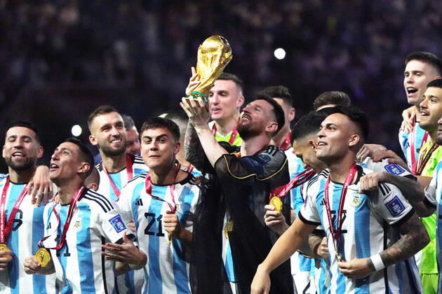 Fussball , FIFA WM 2022, Fussball World Cup Qatar 2022, Finale, Final, Argentina-France, Argentinien-Frankreich 18.12.2022, Lusail Stadion Doha Qatar, Lionel Messi Argentinien mit Pokal Siegerehrung Foto Chai von der Laage FIFA regulations prohibit any use of photographs as image sequences and or quasi-video. EDITORIAL USE ONLY,