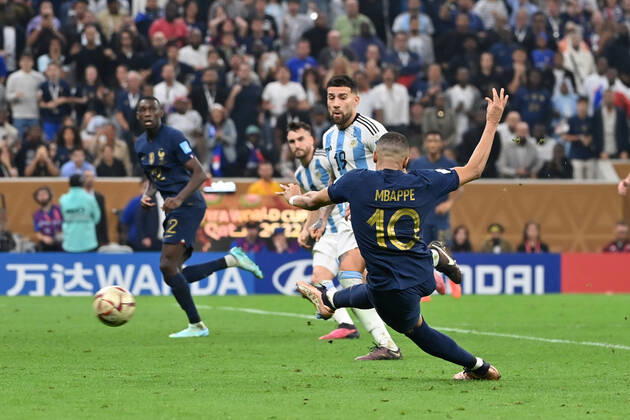 Kylian MBAPPE (FRA) schiesst das Tor zum 2-2, Aktion,Torschuss,Strafraumszene. Spiel 64,FINALE Argentinien - Frankreich 4-2 n.E. (3-3) am 18.12.2022, Lusail Stadium Fussball Weltmeisterschaft 20122 in Katar vom 20.11. - 18.12.2022