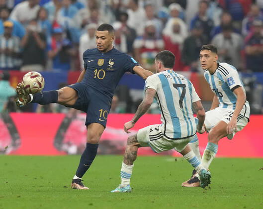 18.12.2022, Lusail Iconic Stadium, Doha, QAT, WM FIFA 2022, Finale, Argentinien vs Frankreich, im Bild France s forward Kylian Mbappe , Argentina s midfielder Rodrigo De Paul , Argentina s defender Nahuel Molina Doha Lusail Iconic Stadium Qatar
