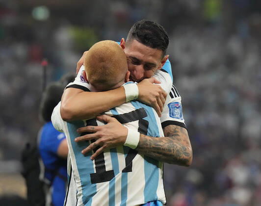 18.12.2022, Lusail Iconic Stadium, Doha, QAT, WM FIFA 2022, Finale, Argentinien vs Frankreich, im Bild Argentina s midfielder Angel Di Maria und Argentina s midfielder Alejandro Gomez freuen sich über den Sieg. Doha Lusail Iconic Stadium Qatar