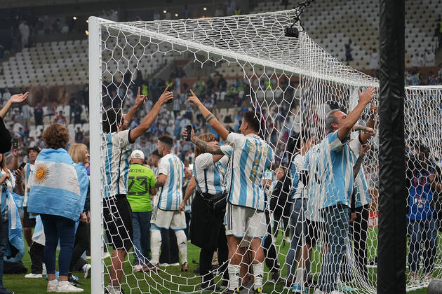 QAT, WM FIFA 2022, Finale, Argentinien vs Frankreich 18.12.2022, Lusail Iconic Stadium, Doha, QAT, WM FIFA 2022, Finale, Argentinien vs Frankreich, im Bild Argentina s forward Paulo Dybala und Argentina s defender Nicolas Otamendi zerschneiden das Tornetz..