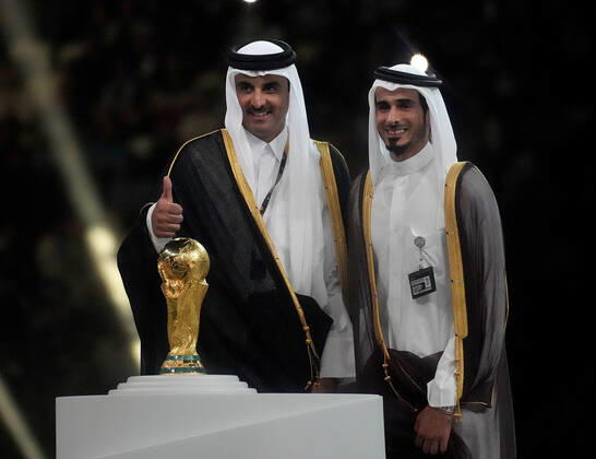 QAT, WM FIFA 2022, Finale, Argentinien vs Frankreich 18.12.2022, Lusail Iconic Stadium, Doha, QAT, WM FIFA 2022, Finale, Argentinien vs Frankreich, im Bild Tamim bin Hamad Al Thani, dem Emir von Katar mit dem WM Pokal..