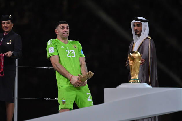 Siegerehrung:Torwart MARTINEZ Emiliano (ARG) mit der Trophaee des besten Torhueters.Golden Handschuh Golden glove,den er vor seinen Unterleib haelt. Spiel 64,FINALE Argentinien - Frankreich 4-2 n.E. (3-3) am 18.12.2022, Lusail Stadium Fussball Weltmeisterschaft 20122 in Katar vom 20.11. - 18.12.2022