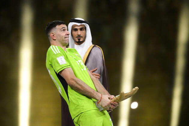 trophee du meilleur gardien pour MARTINEZ Emiliano (ARG) FOOTBALL : Argentine vs france - Finale - Coupe du Monde Qatar 2022 - 18 12 2022 JBAutissier Panoramic 