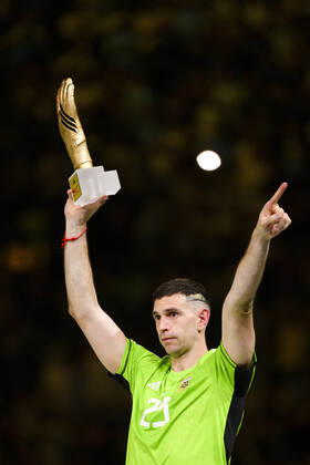 trophee du meilleur gardien pour MARTINEZ Emiliano (ARG) FOOTBALL : Argentine vs france - Finale - Coupe du Monde Qatar 2022 - 18 12 2022 JBAutissier Panoramic 