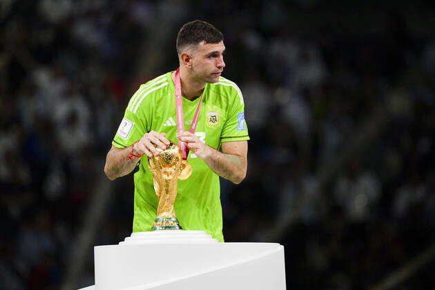 MARTINEZ Emiliano (ARG) venant embrasser le Trophee de la Coupe du Monde FOOTBALL : Argentine vs france - Finale - Coupe du Monde Qatar 2022 - 18 12 2022 JBAutissier Panoramic 