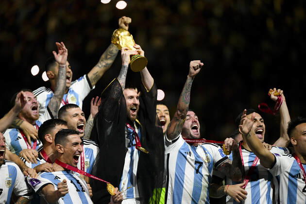 Joie des joueurs de l equipe de l Argentine soulevant le trophee de la Coupe du Monde MESSI Lionel (ARG) FOOTBALL : Argentine vs france - Finale - Coupe du Monde Qatar 2022 - 18 12 2022 JBAutissier Panoramic