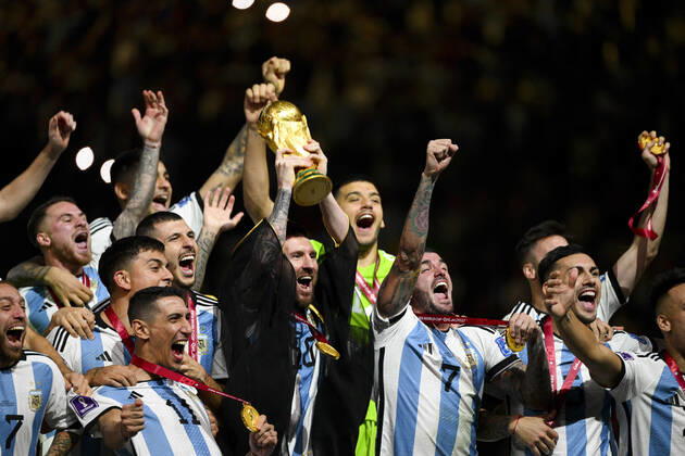 Joie des joueurs de l equipe de l Argentine soulevant le trophee de la Coupe du Monde MESSI Lionel (ARG) FOOTBALL : Argentine vs france - Finale - Coupe du Monde Qatar 2022 - 18 12 2022 JBAutissier Panoramic