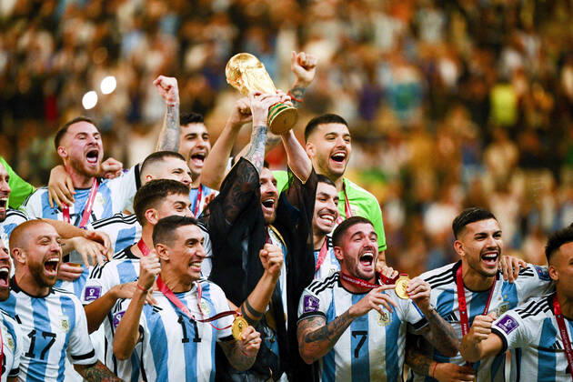 Joie des joueurs de l equipe de l Argentine soulevant le trophee de la Coupe du Monde MESSI Lionel (ARG) FOOTBALL : Argentine vs france - Finale - Coupe du Monde Qatar 2022 - 18 12 2022 JBAutissier Panoramic
