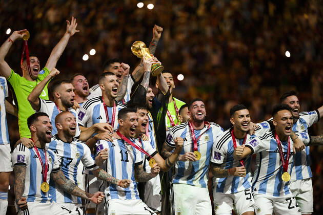 Joie des joueurs de l equipe de l Argentine soulevant le trophee de la Coupe du Monde MESSI Lionel (ARG) FOOTBALL : Argentine vs france - Finale - Coupe du Monde Qatar 2022 - 18 12 2022 JBAutissier Panoramic