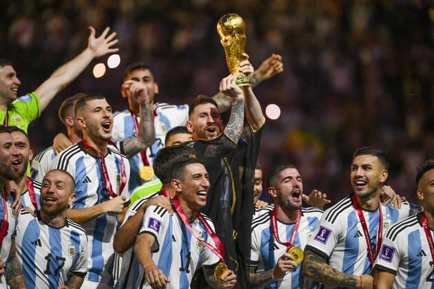 Joie des joueurs de l equipe de l Argentine soulevant le trophee de la Coupe du Monde MESSI Lionel (ARG) FOOTBALL : Argentine vs france - Finale - Coupe du Monde Qatar 2022 - 18 12 2022 JBAutissier Panoramic