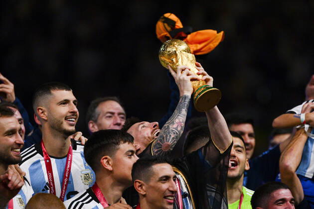 Joie des joueurs de l equipe de l Argentine soulevant le trophee de la Coupe du Monde MESSI Lionel (ARG) FOOTBALL : Argentine vs france - Finale - Coupe du Monde Qatar 2022 - 18 12 2022 JBAutissier Panoramic