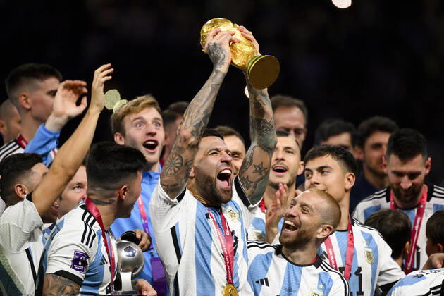 Joie des joueurs de l equipe de l Argentine soulevant le trophee de la Coupe du Monde OTAMENDI Nicolas (ARG) FOOTBALL : Argentine vs france - Finale - Coupe du Monde Qatar 2022 - 18 12 2022 JBAutissier Panoramic