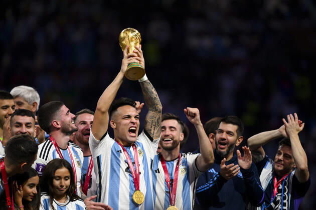 Joie des joueurs de l equipe de l Argentine soulevant le trophee de la Coupe du Monde MARTINEZ Lautaro (ARG) FOOTBALL : Argentine vs france - Finale - Coupe du Monde Qatar 2022 - 18 12 2022 JBAutissier Panoramic