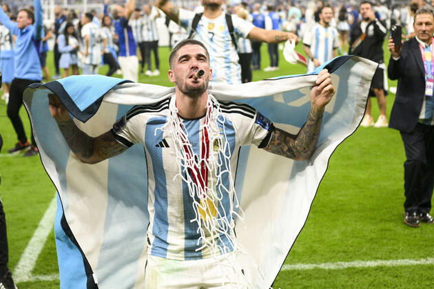 Joie des joueurs de l equipe de l Argentine DE PAUL Rodrigo (ARG) avec le cigare FOOTBALL : Argentine vs france - Finale - Coupe du Monde Qatar 2022 - 18 12 2022 JBAutissier Panoramic 