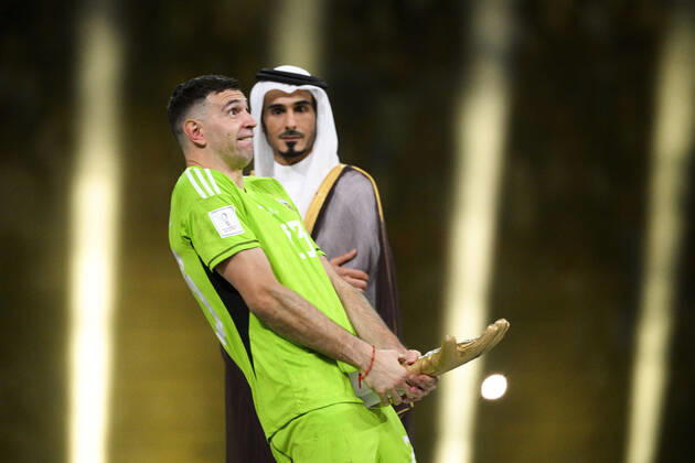 trophee du meilleur gardien pour MARTINEZ Emiliano (ARG) FOOTBALL : Argentine vs france - Finale - Coupe du Monde Qatar 2022 - 18 12 2022 JBAutissier Panoramic