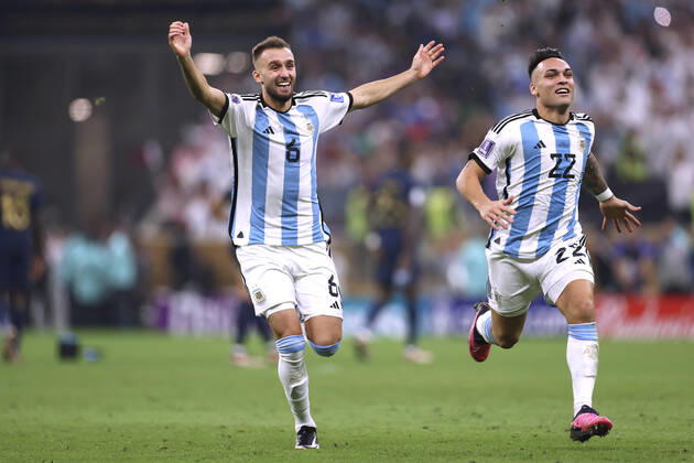 PEZZELLA German mit MARTINEZ Lautaro Team Argentinien jubeln nach Sieg FIFA World Cup, WM, Weltmeisterschaft, Fussball 2022 in Katar Finale Argentinien - Frankreich am 18.12 .2022 im Lusail Stadion DFL REGULATIONS PROHIBIT ANY USE OF PHOTOGRAPHS as IMAGE SEQUENCES and or QUASI-VIDEO Copyright: xLacixPerenyix