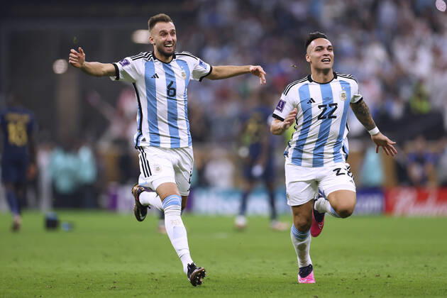 PEZZELLA German mit MARTINEZ Lautaro Team Argentinien jubeln nach Sieg FIFA World Cup, WM, Weltmeisterschaft, Fussball 2022 in Katar Finale Argentinien - Frankreich am 18.12 .2022 im Lusail Stadion DFL REGULATIONS PROHIBIT ANY USE OF PHOTOGRAPHS as IMAGE SEQUENCES and or QUASI-VIDEO Copyright: xLacixPerenyix