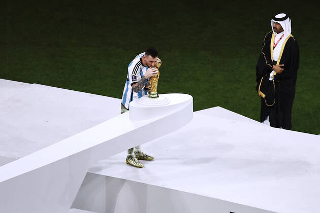 MESSI Lionel Weltmeister Team Argentinien bei der Siegerehrung mit dem Weltpokal FIFA World Cup, WM, Weltmeisterschaft, Fussball 2022 in Katar Finale Argentinien - Frankreich am 18.12 .2022 im Lusail Stadion DFL REGULATIONS PROHIBIT ANY USE OF PHOTOGRAPHS as IMAGE SEQUENCES and or QUASI-VIDEO Copyright: xLacixPerenyix