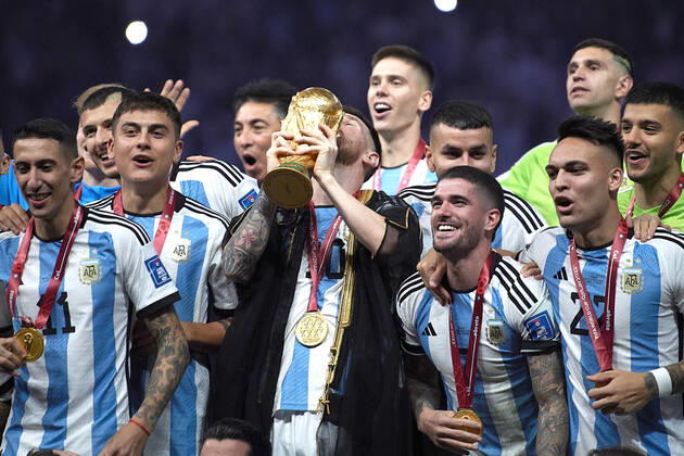 MESSI Lionel Weltmeister Team Argentinien bei der Siegerehrung dem Weltpokal und seiner Mannschaft FIFA World Cup, WM, Weltmeisterschaft, Fussball 2022 in Katar Finale Argentinien - Frankreich am 18.12 .2022 im Lusail Stadion DFL REGULATIONS PROHIBIT ANY USE OF PHOTOGRAPHS as IMAGE SEQUENCES and or QUASI-VIDEO Copyright: xLacixPerenyix