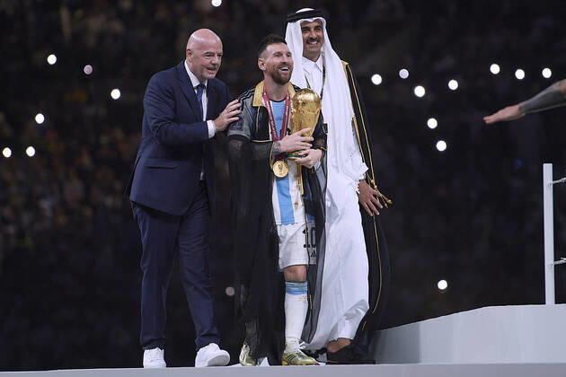MESSI Lionel Weltmeister Team Argentinien bei der Siegerehrung mit FIFA Praesident INFANTINO Gianni und dem Emir TAMIN BIN HAMAD AL THANI FIFA World Cup, WM, Weltmeisterschaft, Fussball 2022 in Katar Finale Argentinien - Frankreich am 18.12 .2022 im Lusail Stadion DFL REGULATIONS PROHIBIT ANY USE OF PHOTOGRAPHS as IMAGE SEQUENCES and or QUASI-VIDEO Copyright: xLacixPerenyix