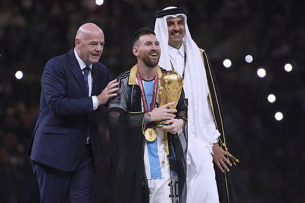 MESSI Lionel Weltmeister Team Argentinien bei der Siegerehrung mit FIFA Praesident INFANTINO Gianni und dem Emir TAMIN BIN HAMAD AL THANI FIFA World Cup, WM, Weltmeisterschaft, Fussball 2022 in Katar Finale Argentinien - Frankreich am 18.12 .2022 im Lusail Stadion DFL REGULATIONS PROHIBIT ANY USE OF PHOTOGRAPHS as IMAGE SEQUENCES and or QUASI-VIDEO Copyright: xLacixPerenyix