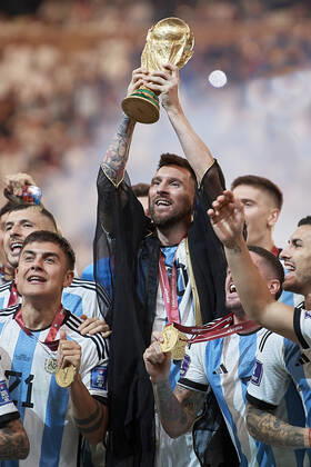 MESSI Lionel Weltmeister Team Argentinien bei der Siegerehrung dem Weltpokal und seiner Mannschaft FIFA World Cup, WM, Weltmeisterschaft, Fussball 2022 in Katar Finale Argentinien - Frankreich am 18.12 .2022 im Lusail Stadion DFL REGULATIONS PROHIBIT ANY USE OF PHOTOGRAPHS as IMAGE SEQUENCES and or QUASI-VIDEO Copyright: xLacixPerenyix