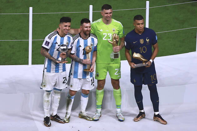 MESSI Lionel Weltmeister Team Argentinien bei der Siegerehrung mit MBAPPE, Torwart MERTINEZ und FERNANDEZ Enzo FIFA World Cup, WM, Weltmeisterschaft, Fussball 2022 in Katar Finale Argentinien - Frankreich am 18.12 .2022 im Lusail Stadion DFL REGULATIONS PROHIBIT ANY USE OF PHOTOGRAPHS as IMAGE SEQUENCES and or QUASI-VIDEO Copyright: xLacixPerenyix