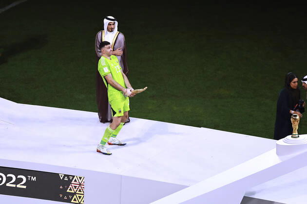 MARTINEZ Emiliano Weltmeister Team Argentinien bei der Siegerehrung Goldener Handschuh FIFA World Cup, WM, Weltmeisterschaft, Fussball 2022 in Katar Finale Argentinien - Frankreich am 18.12 .2022 im Lusail Stadion DFL REGULATIONS PROHIBIT ANY USE OF PHOTOGRAPHS as IMAGE SEQUENCES and or QUASI-VIDEO Copyright: xLacixPerenyix