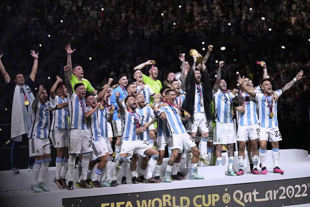 MESSI Lionel Weltmeister Team Argentinien bei der Siegerehrung dem Weltpokal und seiner Mannschaft FIFA World Cup, WM, Weltmeisterschaft, Fussball 2022 in Katar Finale Argentinien - Frankreich am 18.12 .2022 im Lusail Stadion DFL REGULATIONS PROHIBIT ANY USE OF PHOTOGRAPHS as IMAGE SEQUENCES and or QUASI-VIDEO Copyright: xLacixPerenyix