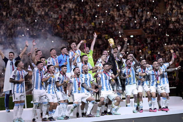MESSI Lionel Weltmeister Team Argentinien bei der Siegerehrung dem Weltpokal und seiner Mannschaft FIFA World Cup, WM, Weltmeisterschaft, Fussball 2022 in Katar Finale Argentinien - Frankreich am 18.12 .2022 im Lusail Stadion DFL REGULATIONS PROHIBIT ANY USE OF PHOTOGRAPHS as IMAGE SEQUENCES and or QUASI-VIDEO Copyright: xLacixPerenyix