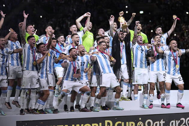 MESSI Lionel Weltmeister Team Argentinien bei der Siegerehrung dem Weltpokal und seiner Mannschaft FIFA World Cup, WM, Weltmeisterschaft, Fussball 2022 in Katar Finale Argentinien - Frankreich am 18.12 .2022 im Lusail Stadion DFL REGULATIONS PROHIBIT ANY USE OF PHOTOGRAPHS as IMAGE SEQUENCES and or QUASI-VIDEO Copyright: xLacixPerenyix