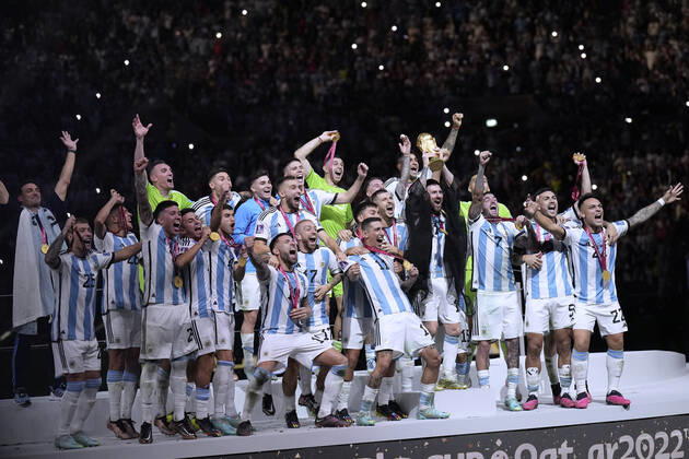 MESSI Lionel Weltmeister Team Argentinien bei der Siegerehrung dem Weltpokal und seiner Mannschaft FIFA World Cup, WM, Weltmeisterschaft, Fussball 2022 in Katar Finale Argentinien - Frankreich am 18.12 .2022 im Lusail Stadion DFL REGULATIONS PROHIBIT ANY USE OF PHOTOGRAPHS as IMAGE SEQUENCES and or QUASI-VIDEO Copyright: xLacixPerenyix