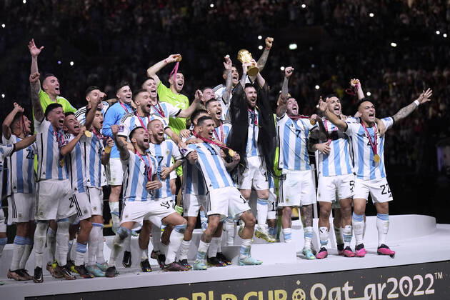 MESSI Lionel Weltmeister Team Argentinien bei der Siegerehrung dem Weltpokal und seiner Mannschaft FIFA World Cup, WM, Weltmeisterschaft, Fussball 2022 in Katar Finale Argentinien - Frankreich am 18.12 .2022 im Lusail Stadion DFL REGULATIONS PROHIBIT ANY USE OF PHOTOGRAPHS as IMAGE SEQUENCES and or QUASI-VIDEO Copyright: xLacixPerenyix