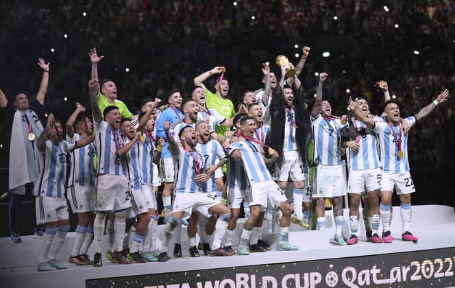 MESSI Lionel Weltmeister Team Argentinien bei der Siegerehrung dem Weltpokal und seiner Mannschaft FIFA World Cup, WM, Weltmeisterschaft, Fussball 2022 in Katar Finale Argentinien - Frankreich am 18.12 .2022 im Lusail Stadion DFL REGULATIONS PROHIBIT ANY USE OF PHOTOGRAPHS as IMAGE SEQUENCES and or QUASI-VIDEO Copyright: xLacixPerenyix