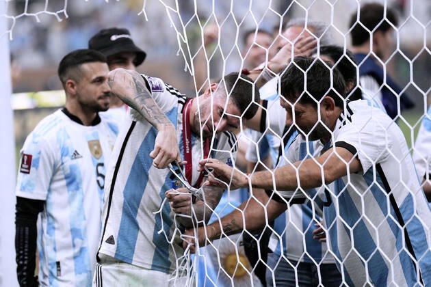DE PAUL Rodrigo Team Argentinien schneidet sich vom Tornetz ein Souvenir FIFA World Cup, WM, Weltmeisterschaft, Fussball 2022 in Katar Finale Argentinien - Frankreich am 18.12 .2022 im Lusail Stadion DFL REGULATIONS PROHIBIT ANY USE OF PHOTOGRAPHS as IMAGE SEQUENCES and or QUASI-VIDEO Copyright: xLacixPerenyix