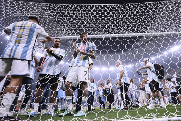DE PAUL Rodrigo Team Argentinien schneidet sich vom Tornetz ein Souvenir FIFA World Cup, WM, Weltmeisterschaft, Fussball 2022 in Katar Finale Argentinien - Frankreich am 18.12 .2022 im Lusail Stadion DFL REGULATIONS PROHIBIT ANY USE OF PHOTOGRAPHS as IMAGE SEQUENCES and or QUASI-VIDEO Copyright: xLacixPerenyix